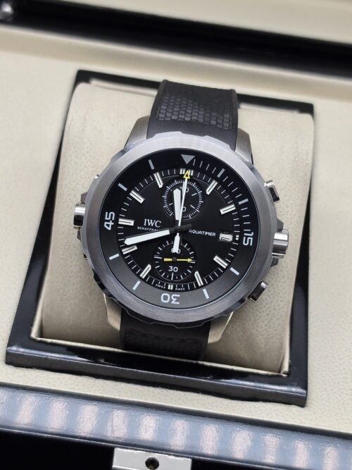 IWC — esfera negra deportiva y correa negra