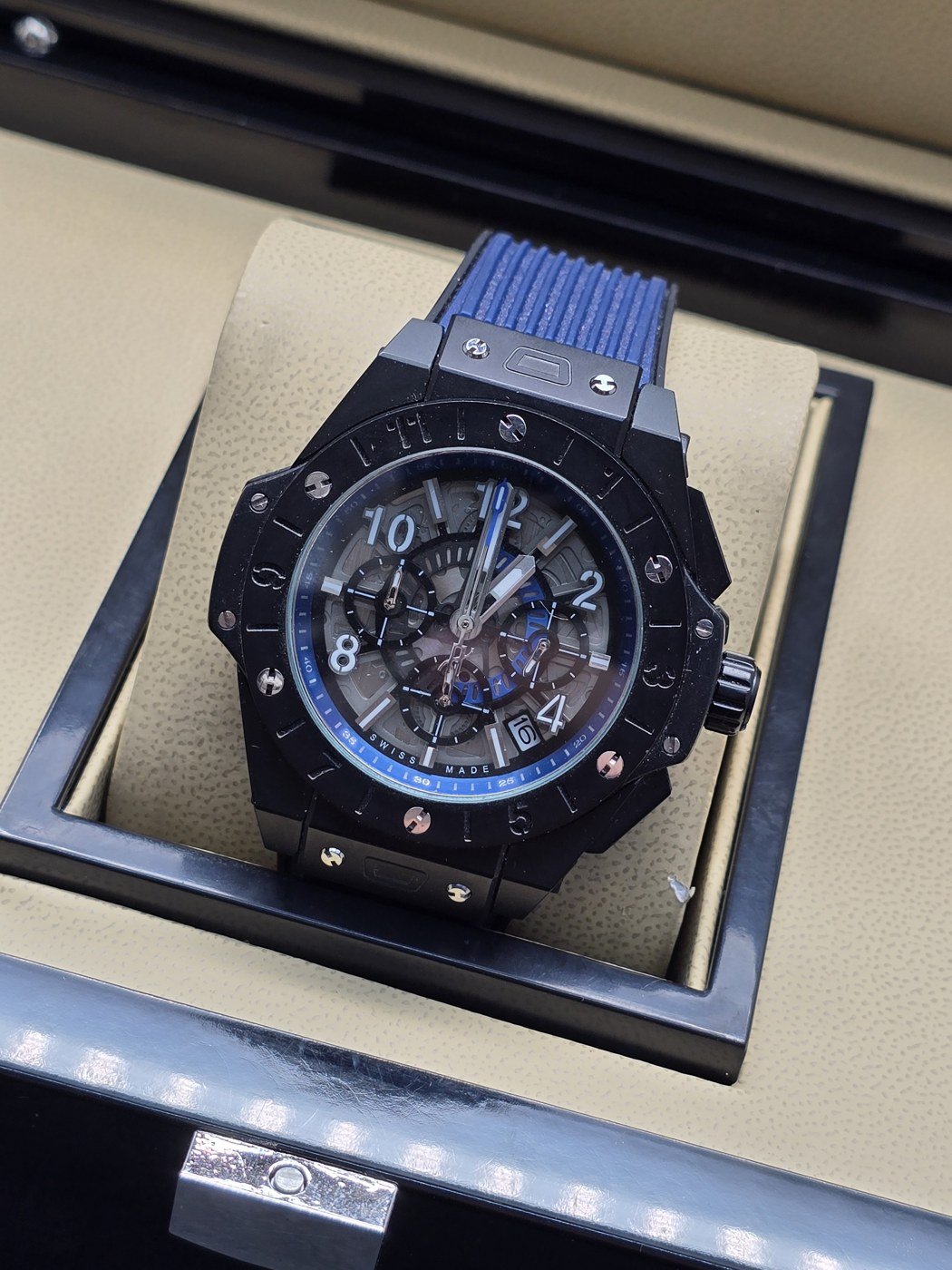 Hublot — esfera abierta azul y caja negra