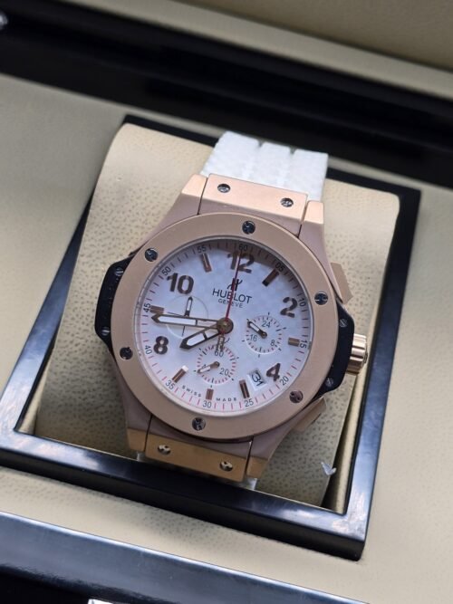 Hublot — esfera blanca y correa blanca