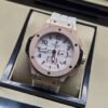 Hublot — esfera blanca y correa beige
