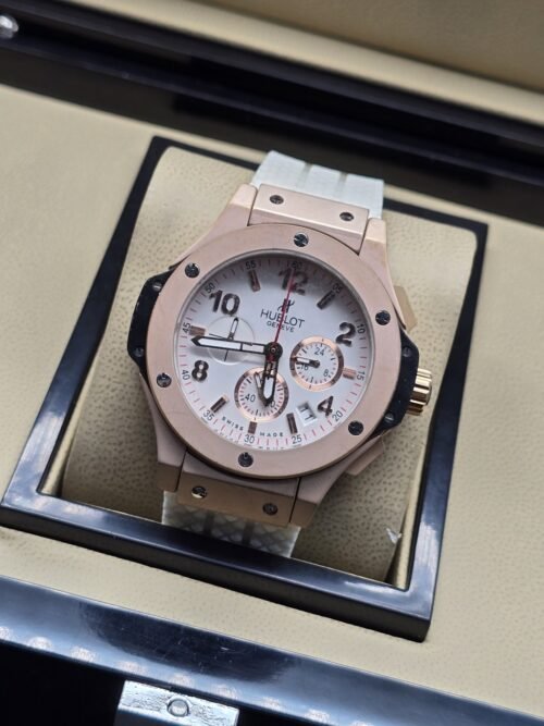 Hublot — esfera blanca y correa beige
