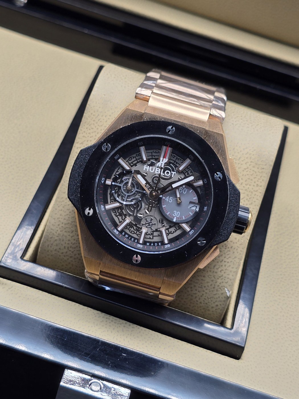 Hublot — esfera abierta y brazalete en tono dorado