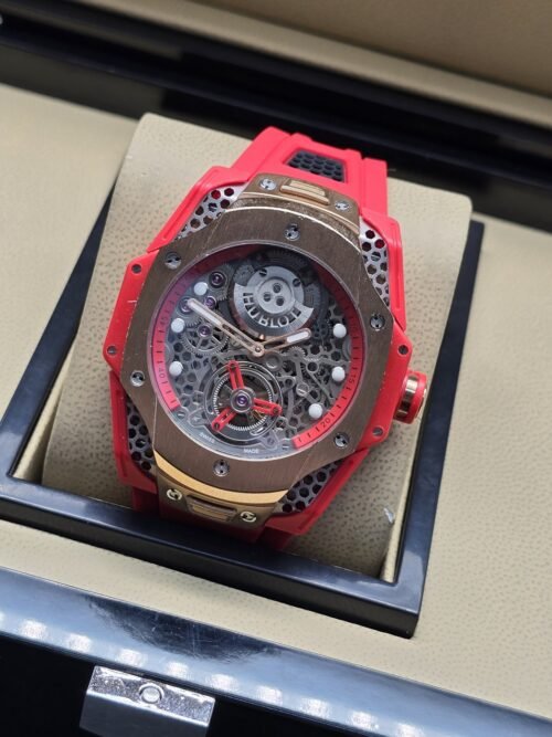 Hublot — esfera abierta y correa roja