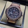 Hublot — esfera negra con numeración blanca y caja en tono dorado