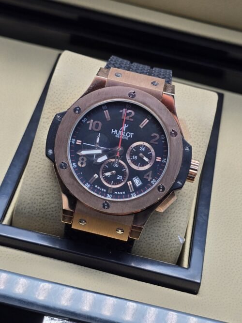 Hublot — esfera negra con numeración blanca y caja en tono dorado