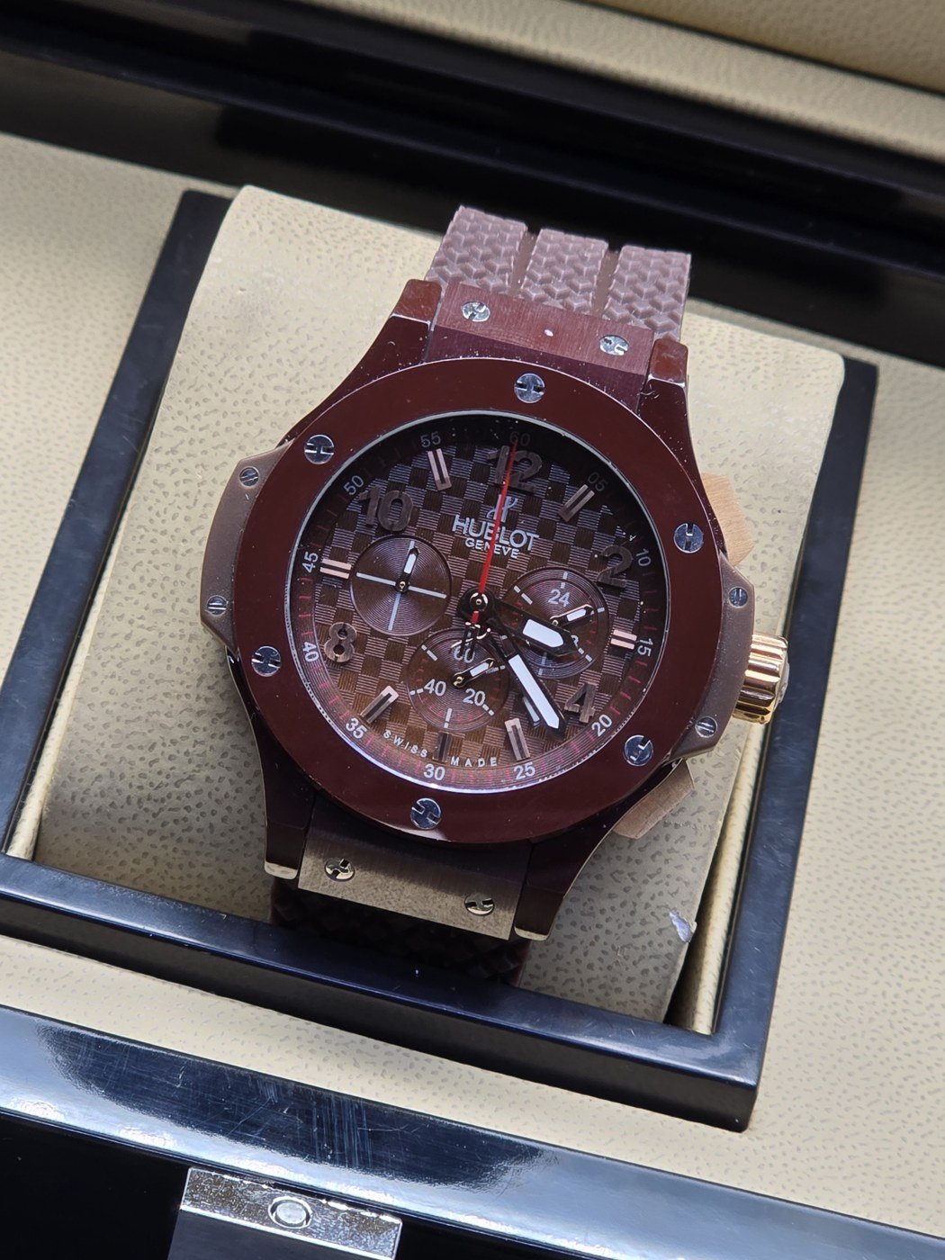 Hublot — esfera abierta y correa en tono vino