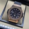 Hublot — esfera negra y correa negra texturizada