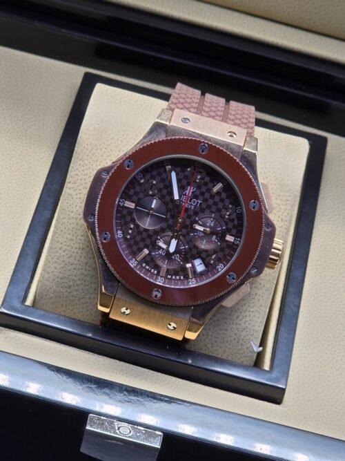 Hublot — esfera abierta con bisel en tono vino