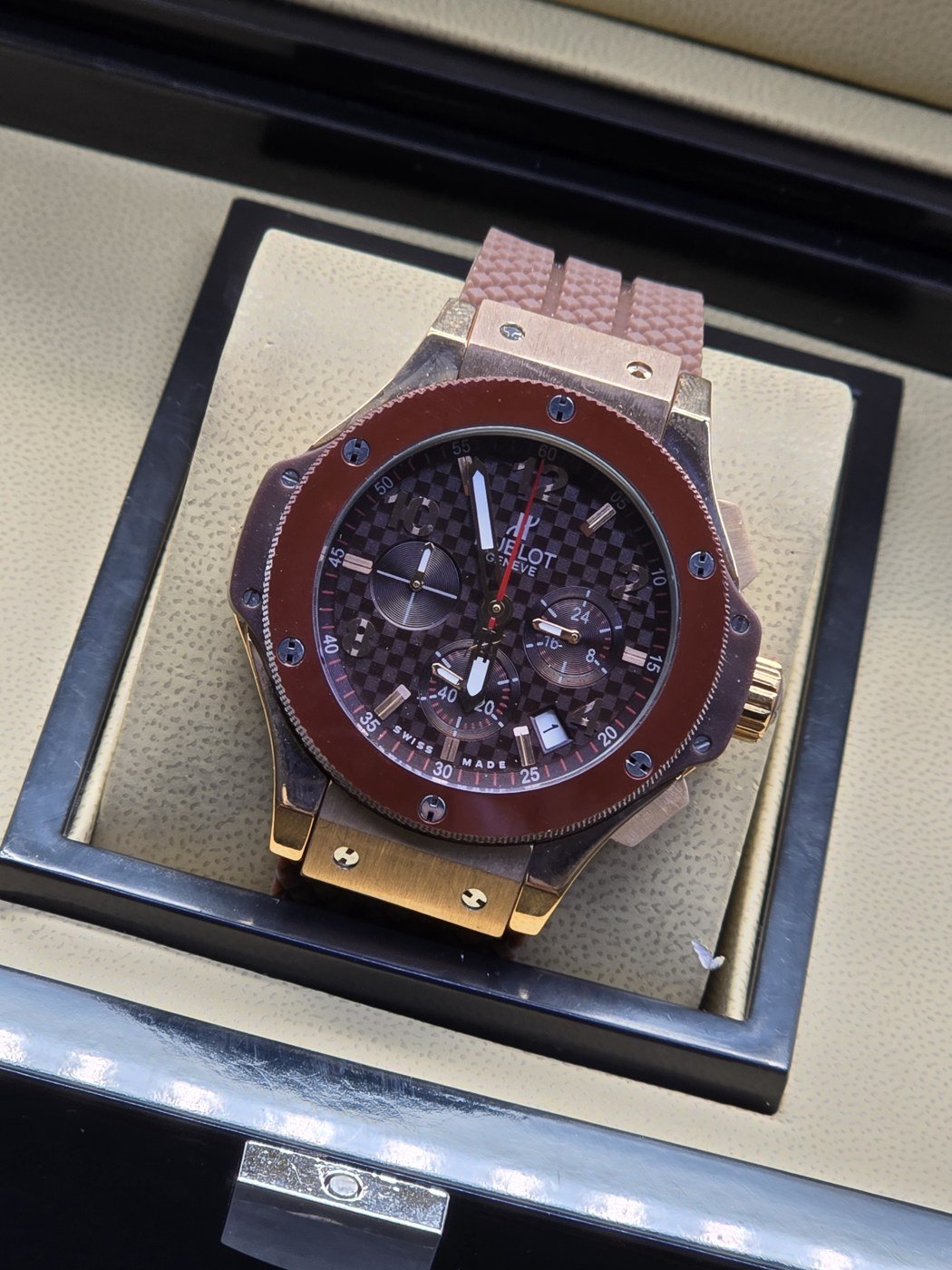 Hublot — esfera abierta con bisel en tono vino