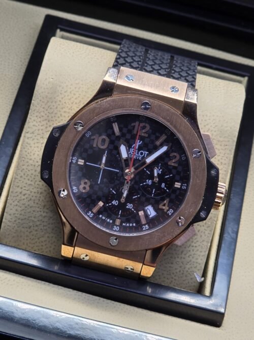 Hublot — esfera negra y bisel en tono dorado