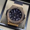 Hublot — esfera negra y caja con detalles brillantes
