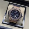 Hublot — esfera negra con numeración blanca y bisel dorado