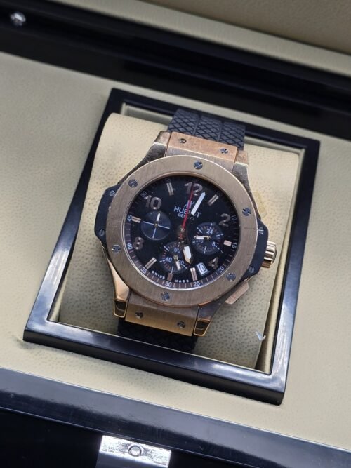 Hublot — esfera negra con numeración blanca y bisel dorado
