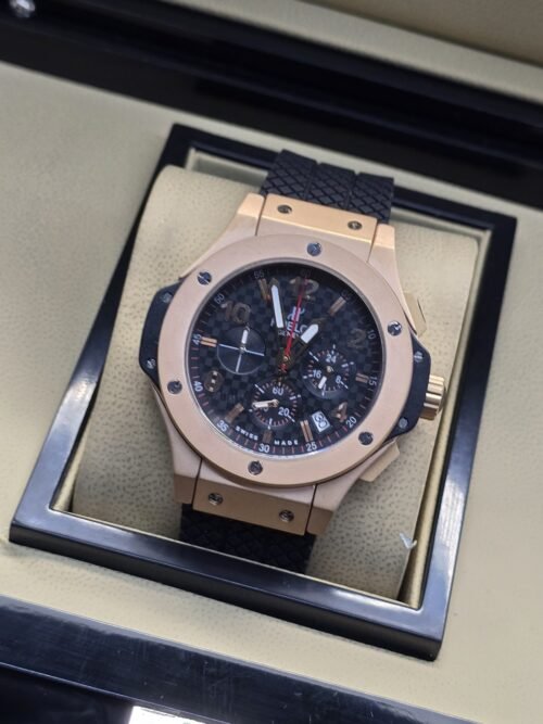 Hublot — esfera negra abierta y correa beige