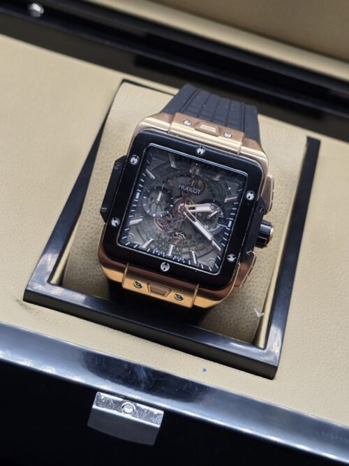 Hublot — esfera abierta rectangular y correa negra
