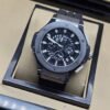 Hublot — esfera negra con subesferas y caja gris