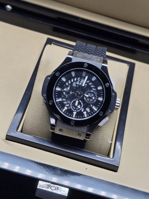 Hublot — esfera negra con índices blancos y bisel negro