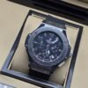 Hublot — esfera negra con numeración blanca y caja gris