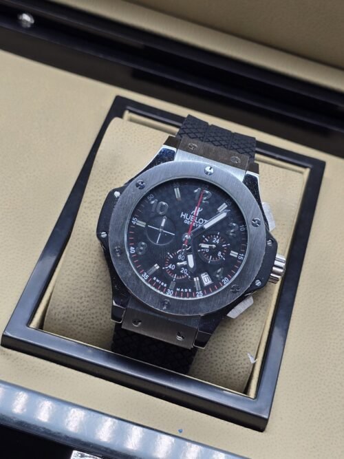 Hublot — esfera negra con numeración blanca y caja gris