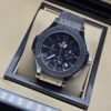 Hublot — esfera negra con detalles rojos y bisel gris