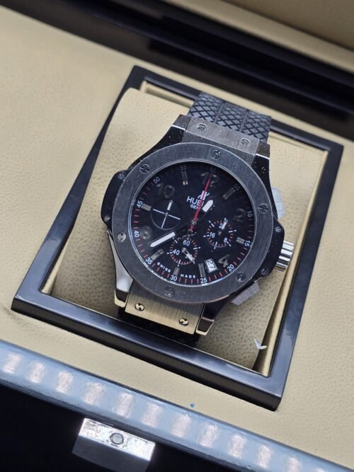 Hublot — esfera negra con detalles rojos y bisel gris