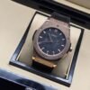 Hublot — esfera negra sencilla y correa marrón