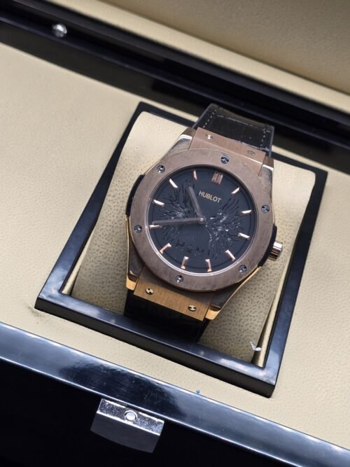 Hublot — esfera negra sencilla y correa marrón