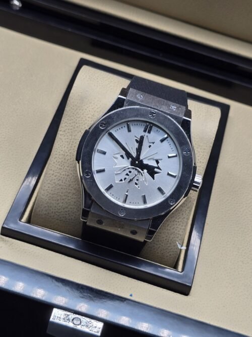 Hublot — esfera blanca con subesferas y correa negra