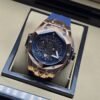 Hublot — esfera abierta y caja facetada en tono dorado