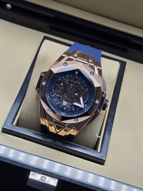 Hublot — esfera abierta y caja facetada en tono dorado