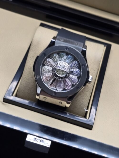 Hublot — esfera con diseño radial brillante y caja gris