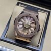 Hublot — esfera con diseño radial brillante y caja en tono dorado