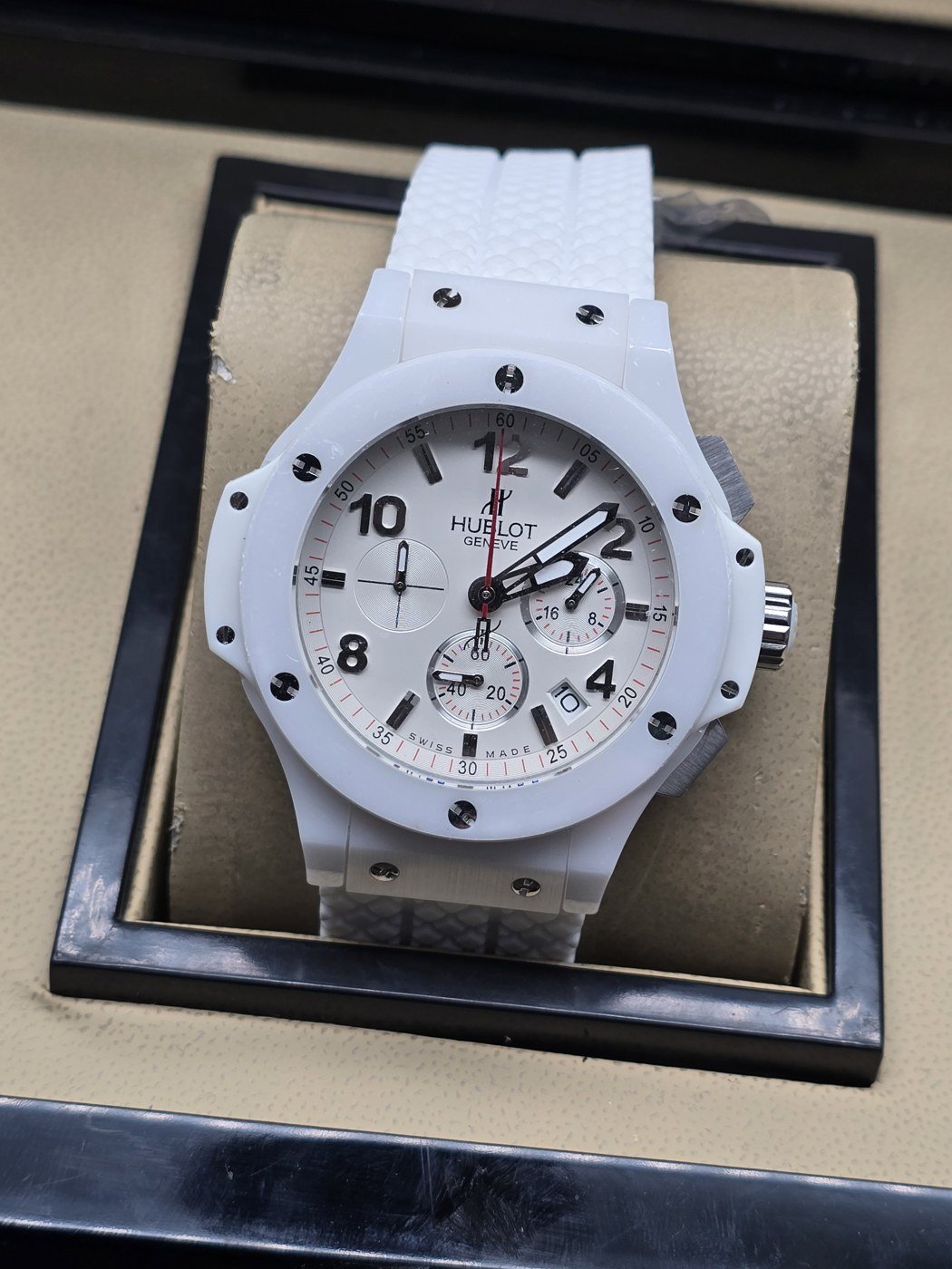 Hublot — esfera blanca y caja blanca