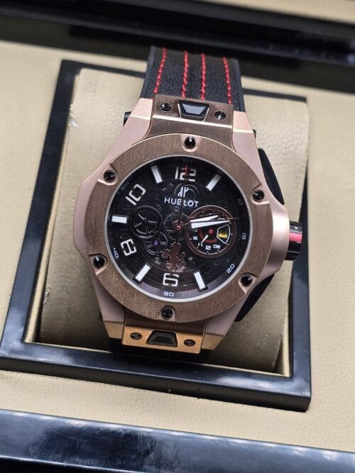 Hublot — esfera negra con apertura y bisel en tono dorado