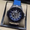 Hublot — esfera abierta y correa azul estriada