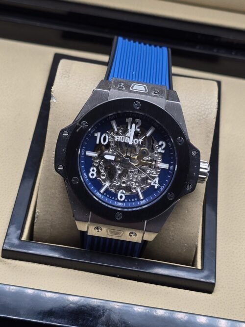 Hublot — esfera abierta y correa azul estriada