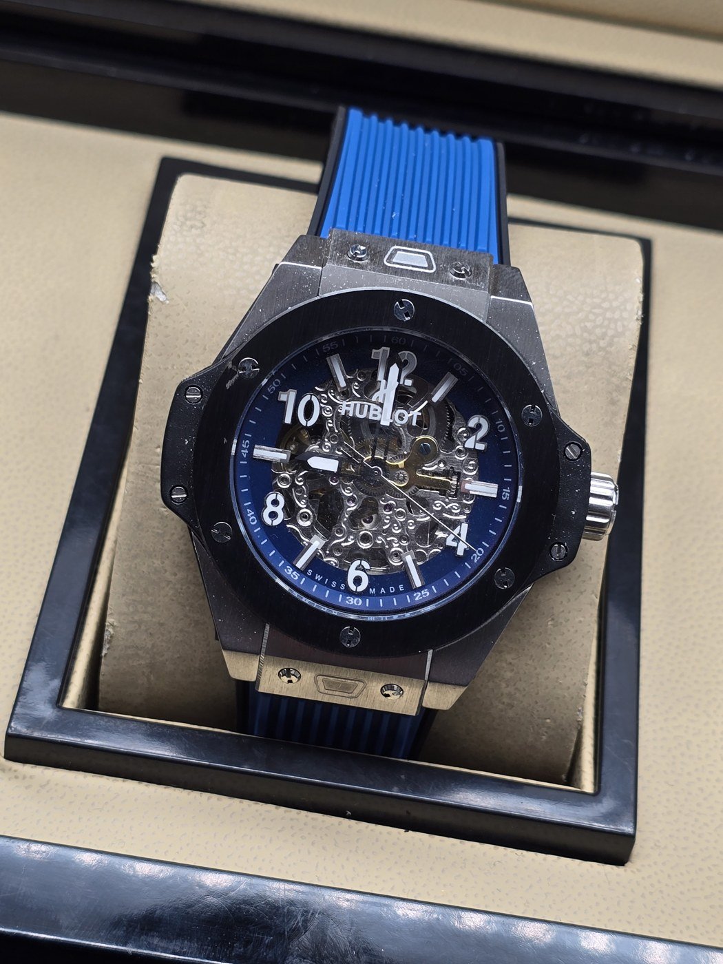 Hublot — esfera abierta y correa azul estriada