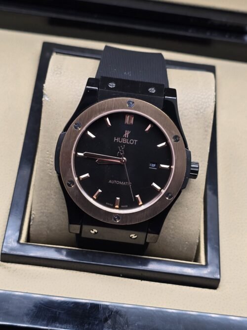 Hublot — esfera negra sencilla y caja bicolor