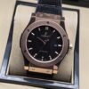 Hublot — esfera negra sencilla y correa negra texturizada