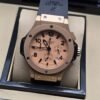 Hublot — esfera en tono dorado y correa negra lisa