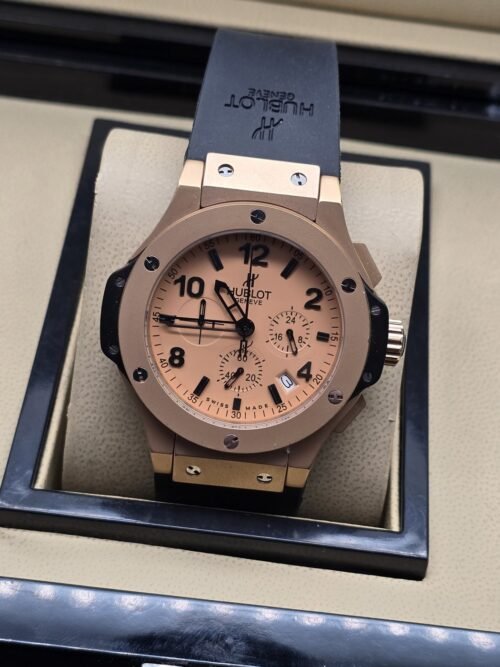 Hublot — esfera en tono dorado y correa negra lisa