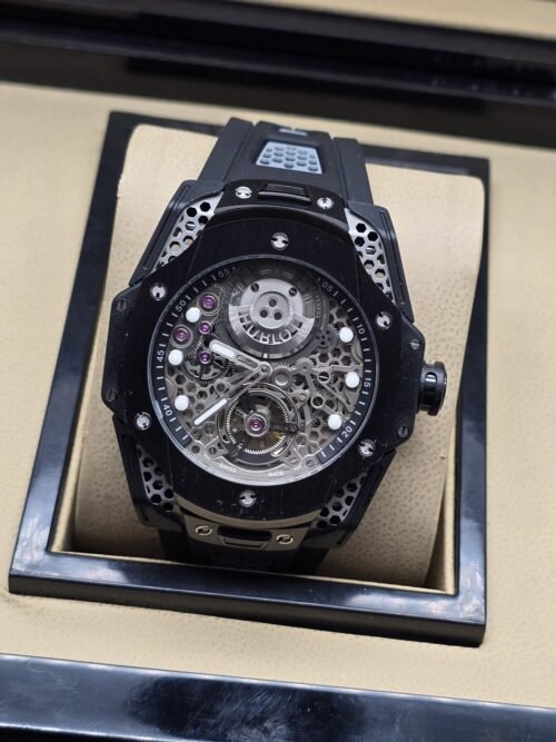 Hublot — esfera abierta negra y bisel con detalles claros
