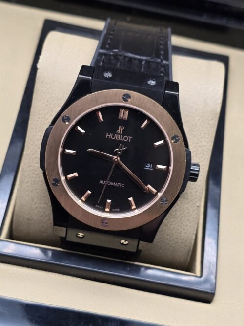 Hublot — esfera negra y bisel en tono rosado