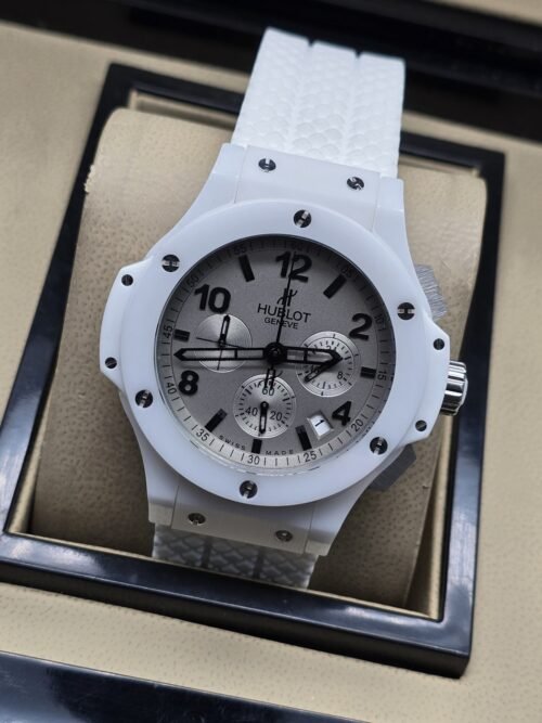 Hublot — esfera blanca con subesferas y correa blanca