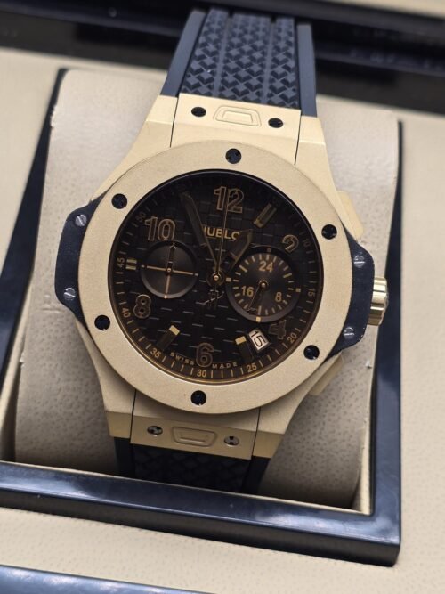 Hublot — esfera negra con detalles dorados y correa negra