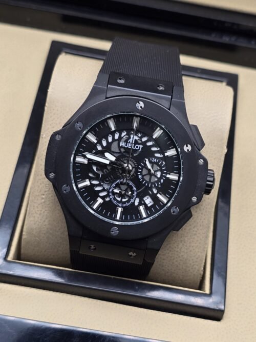 Hublot — esfera negra con detalles blancos y caja negra