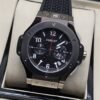 Hublot — esfera negra con apertura y caja plateada