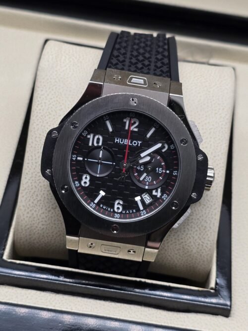 Hublot — esfera negra con apertura y caja plateada