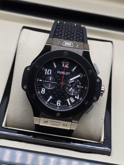 Hublot — esfera negra con apertura y bisel oscuro