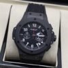 Hublot — esfera negra con apertura y caja gris oscura